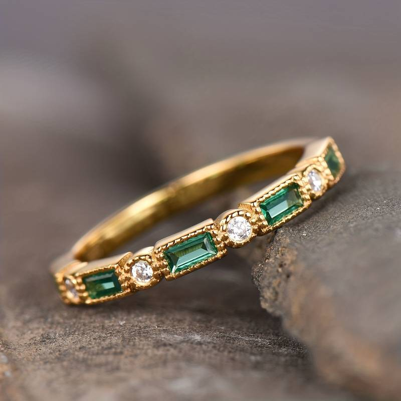 Alex - Anel de ouro com zircônia verde incrustada